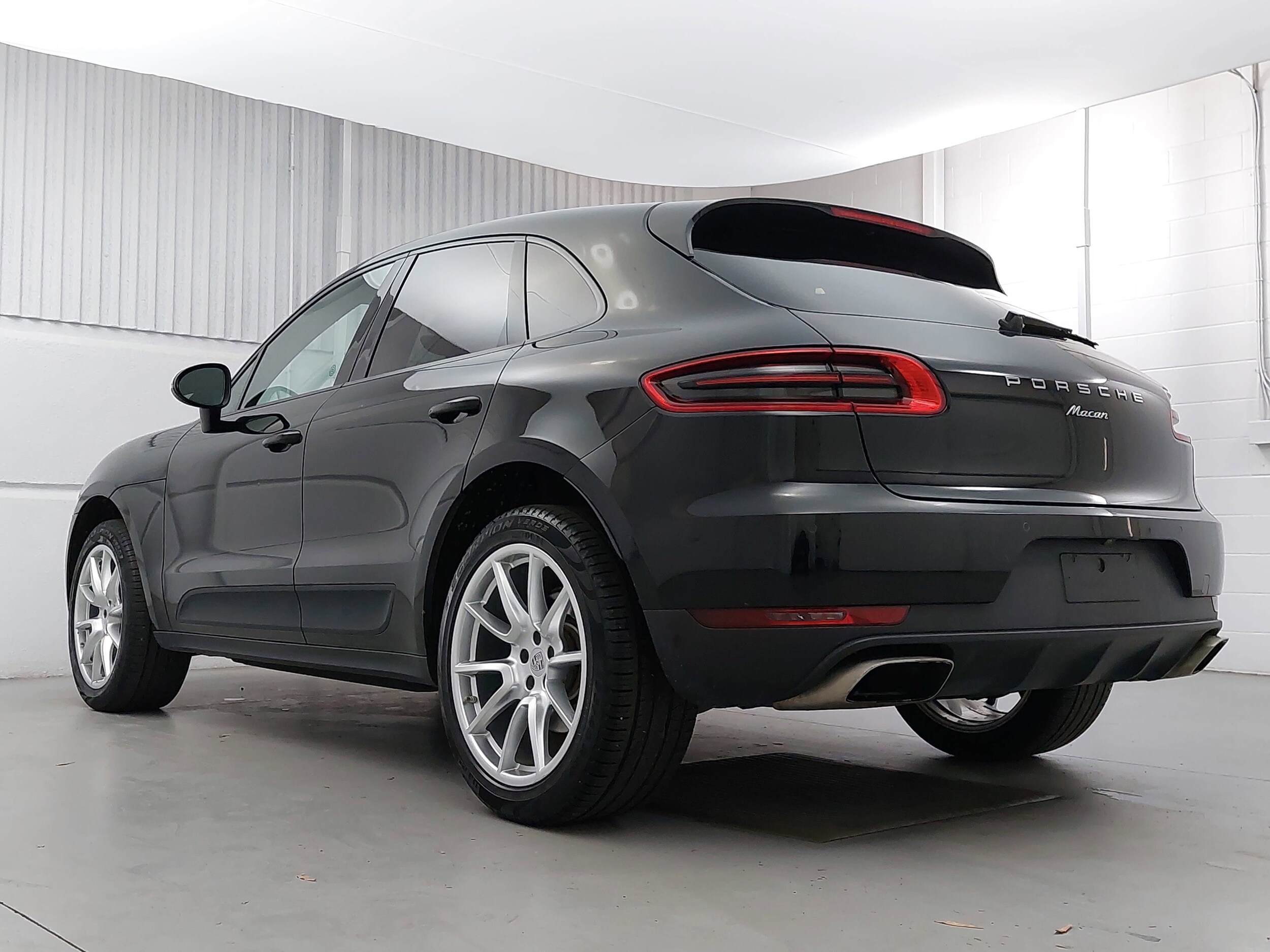 2017 Porsche Macan Base photo 3