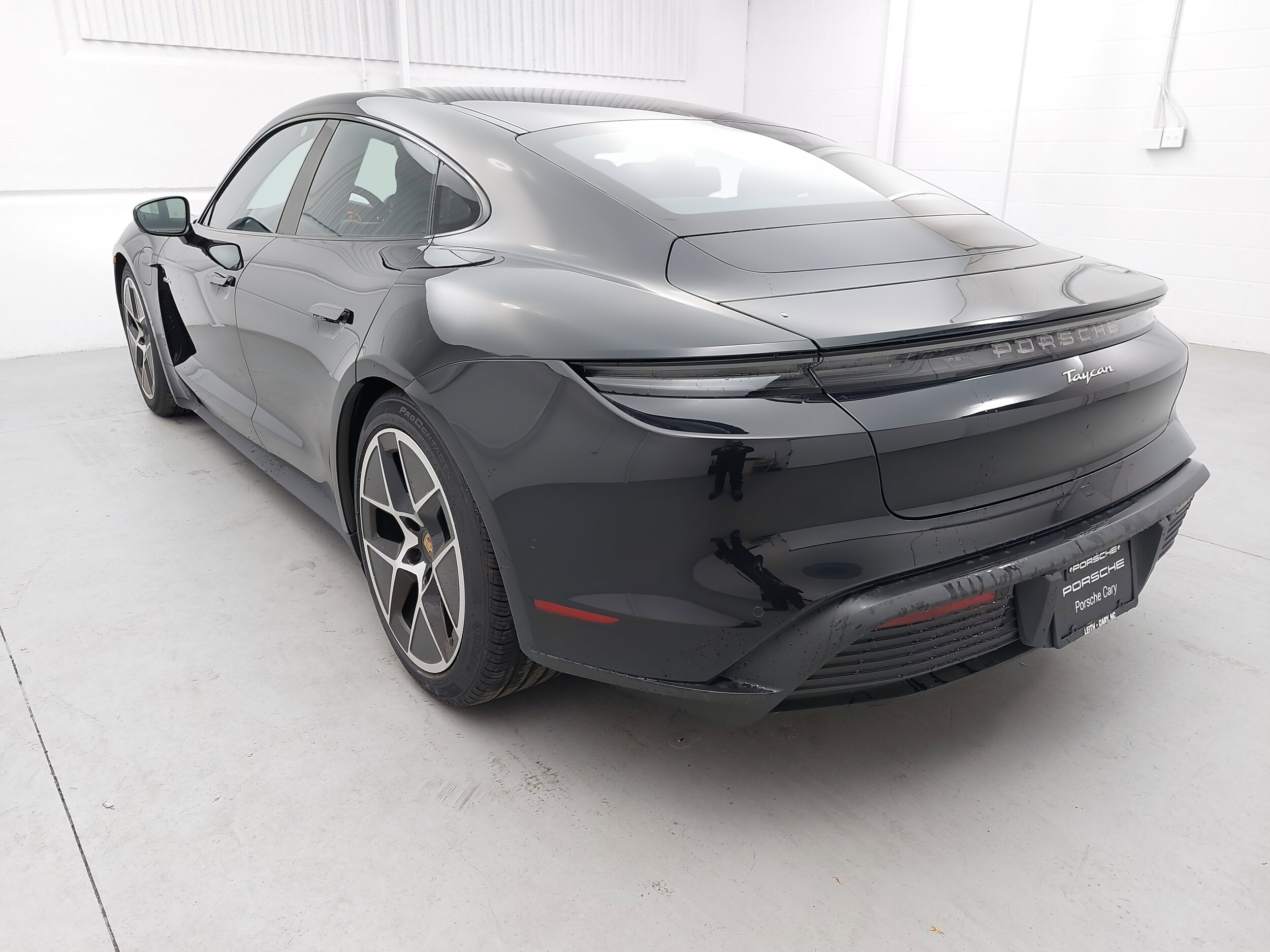 2025 Porsche Taycan photo 3