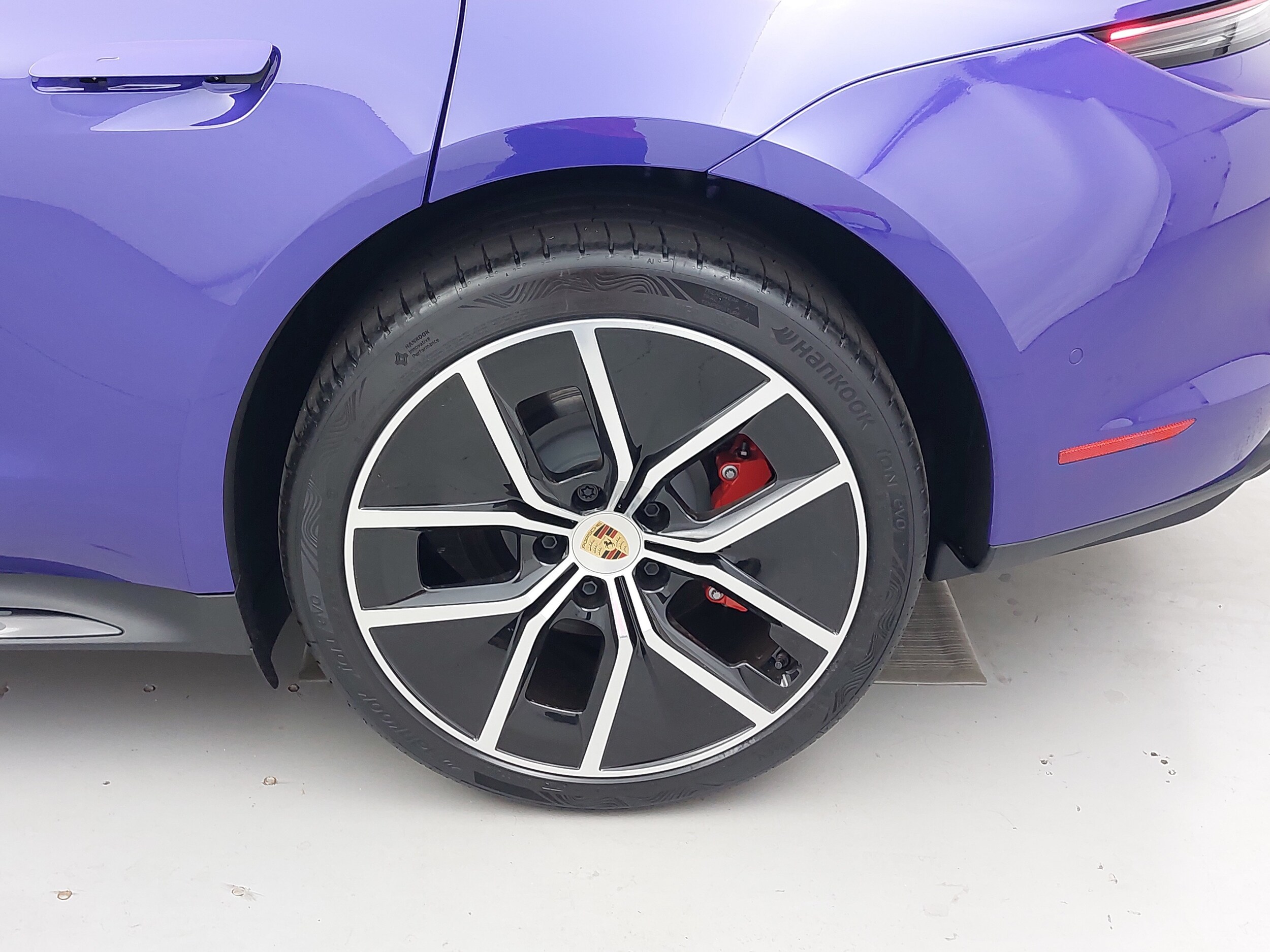 2025 Porsche Taycan GTS - Photo 36
