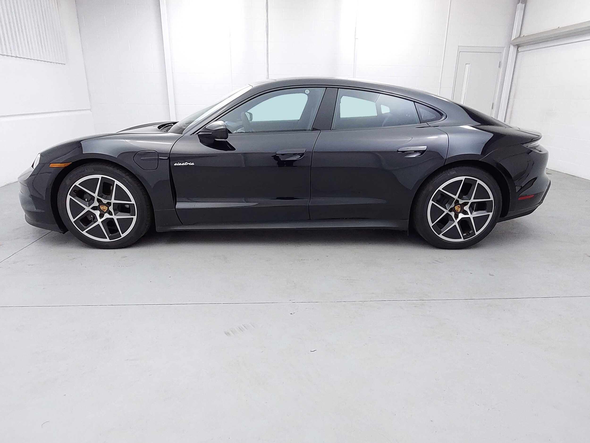 2025 Porsche Taycan photo 2