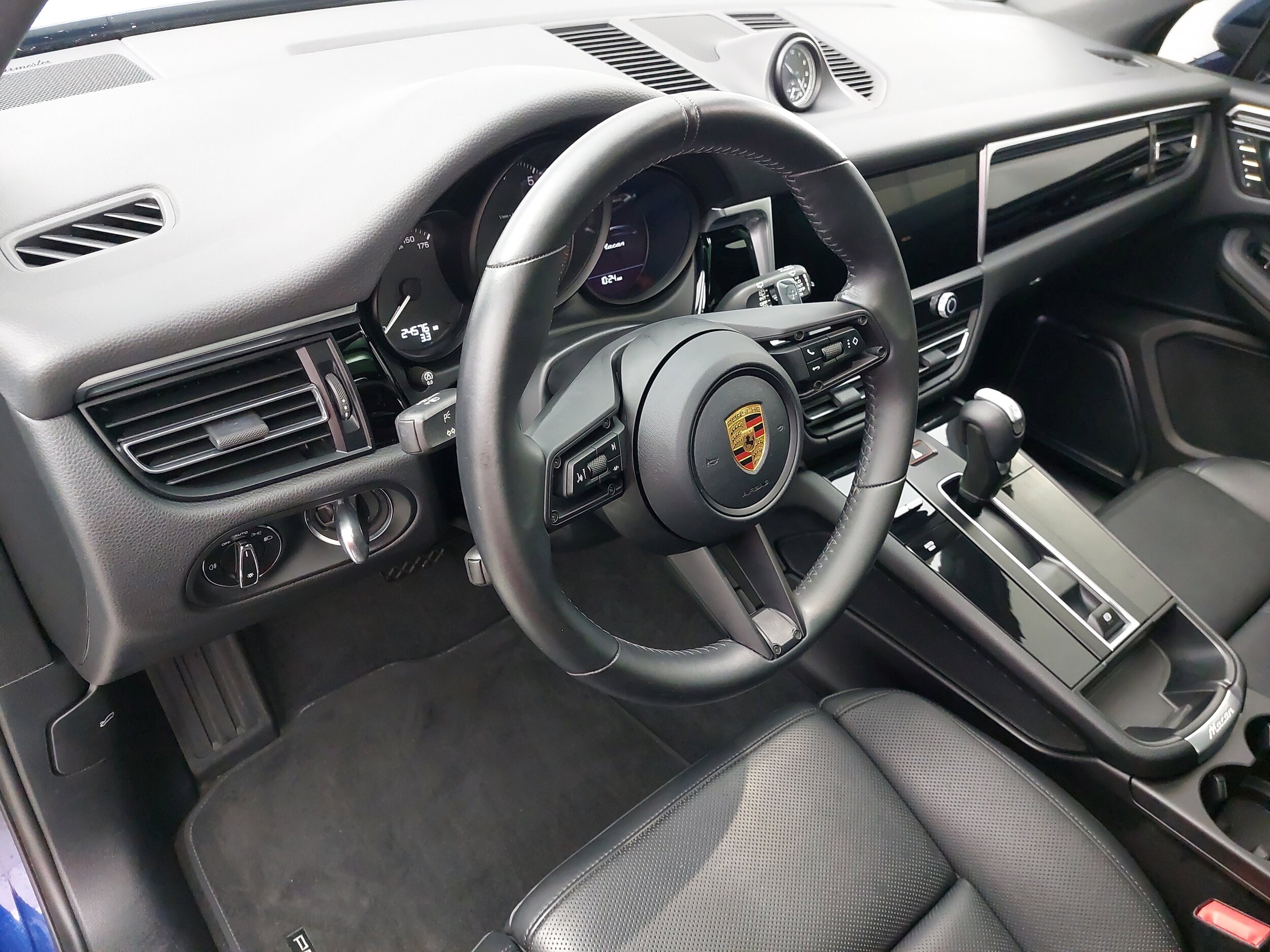 2023 Porsche Macan T photo 4
