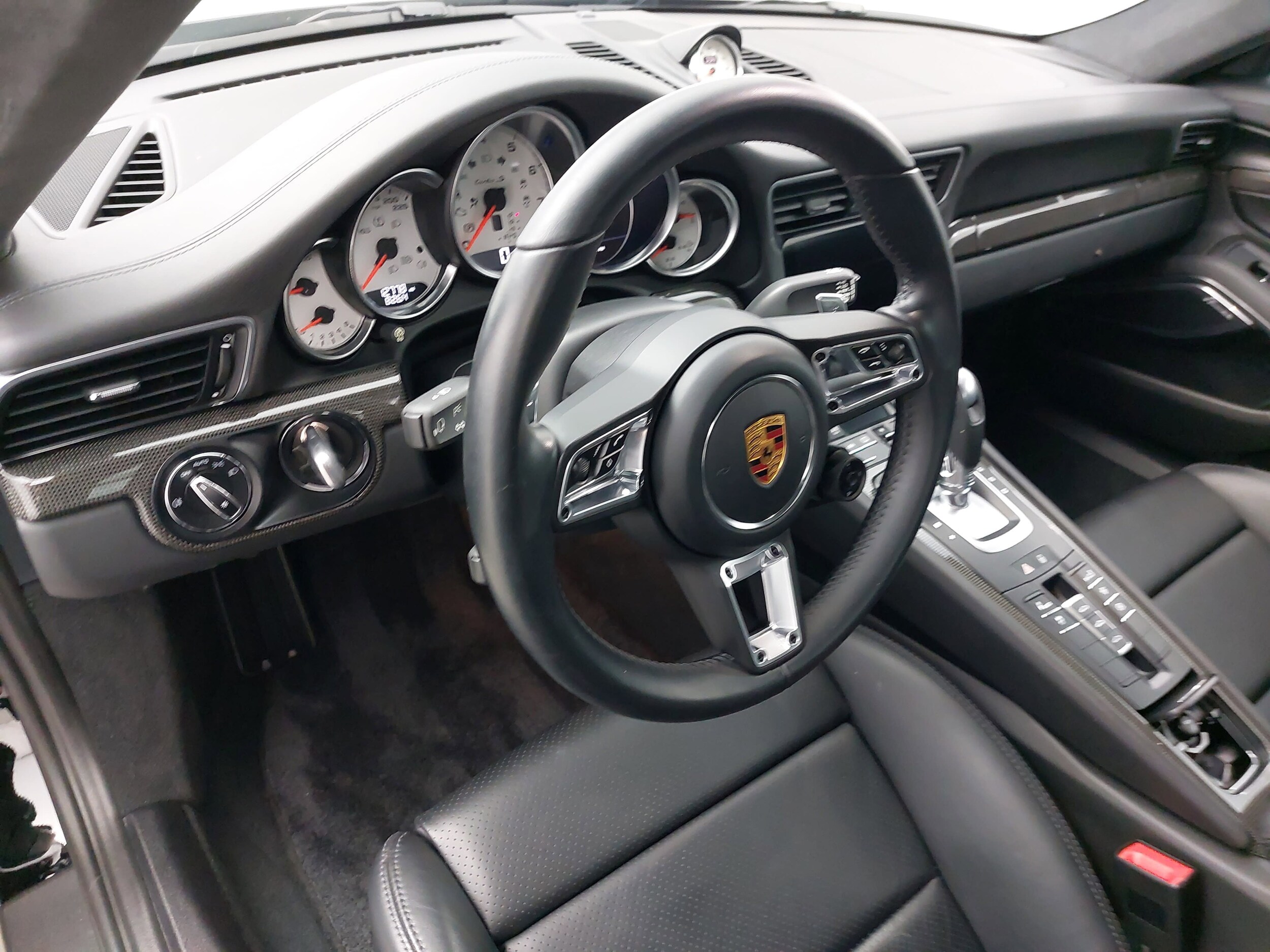 2017 Porsche 911 Turbo Coupe photo 4