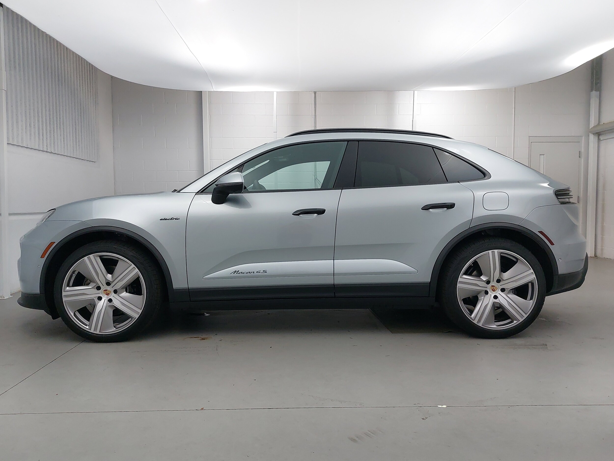 2025 Porsche Macan Electric photo 2