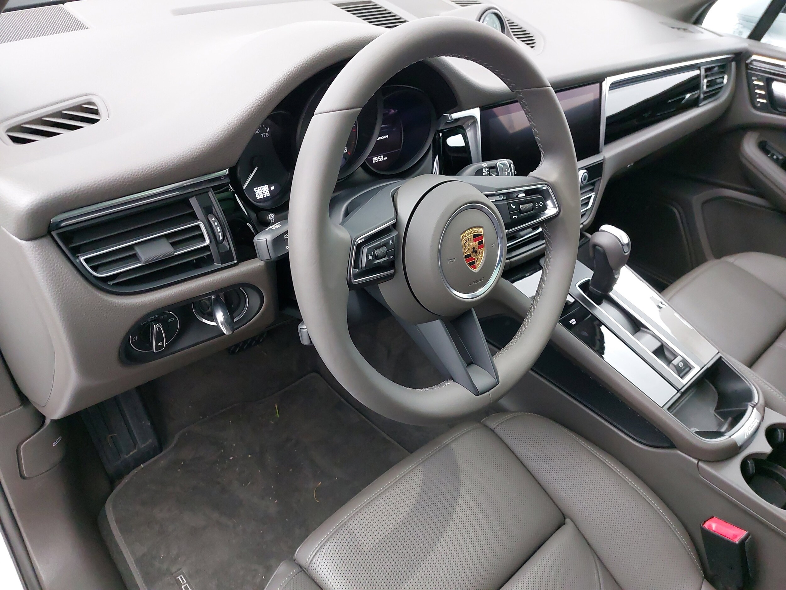 2025 Porsche Macan T photo 4