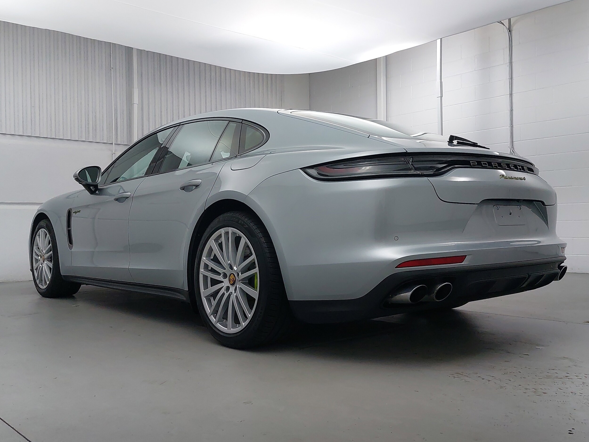2023 Porsche Panamera E-Hybrid 4 photo 3