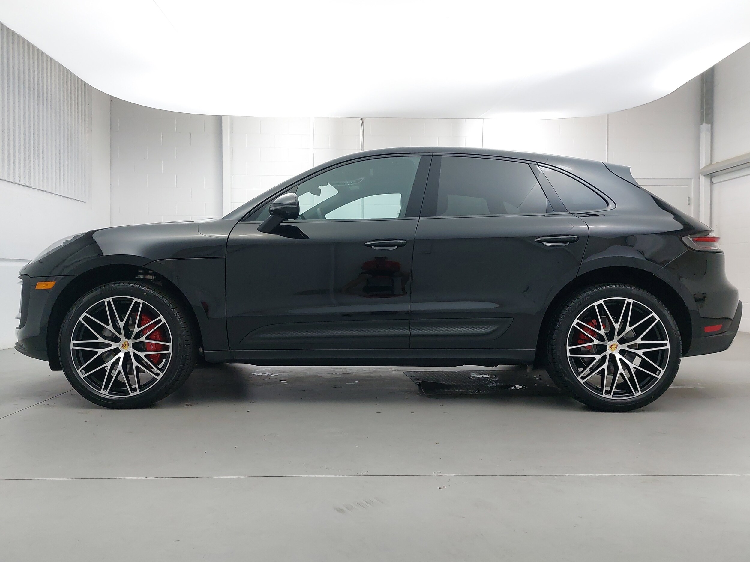 2025 Porsche Macan S photo 2