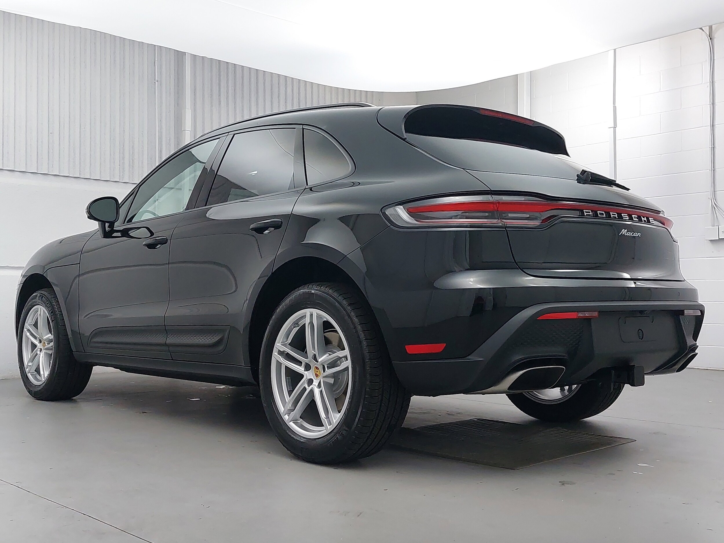 2025 Porsche Macan T photo 3