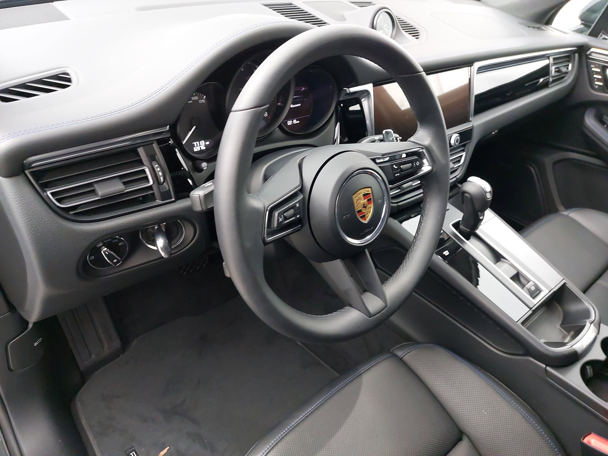 2025 Porsche Macan S photo 4