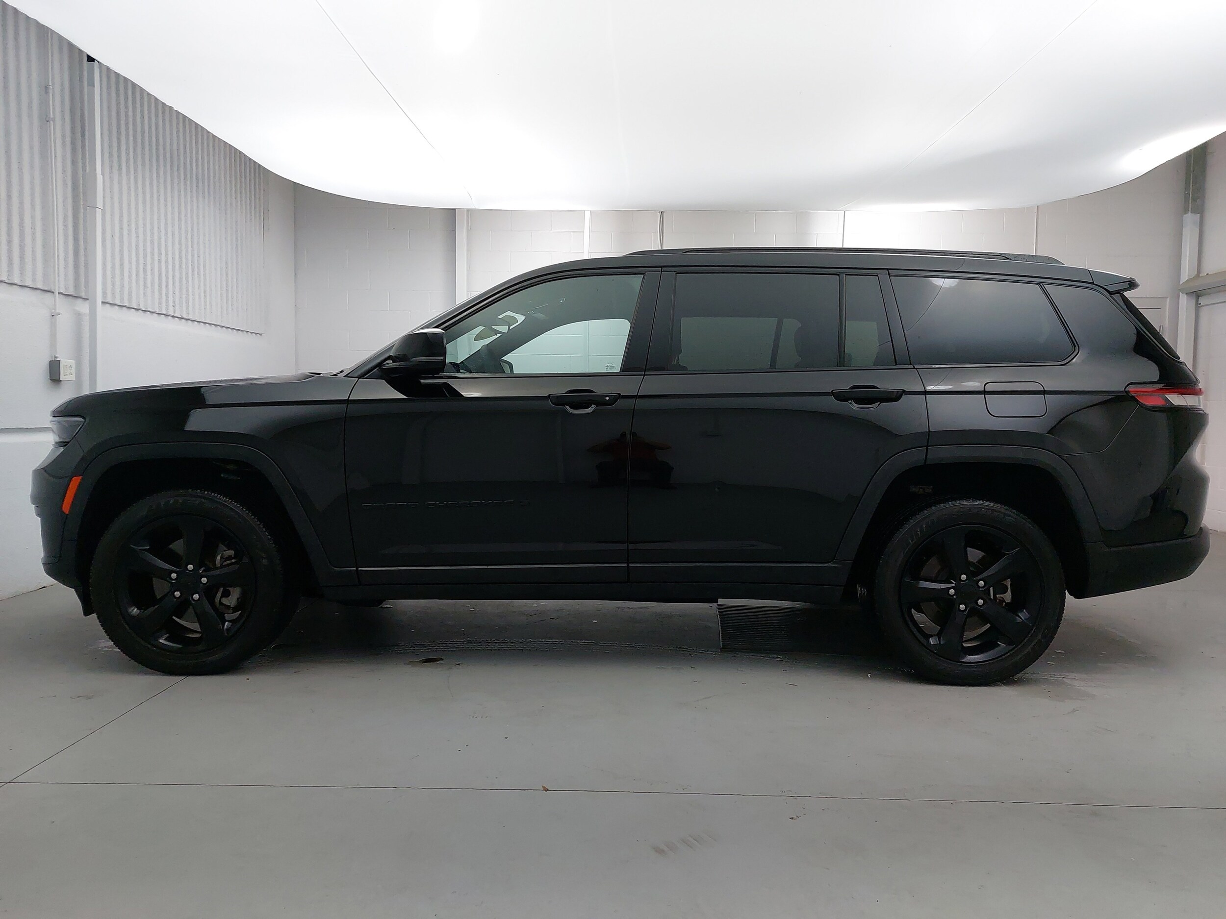 2023 Jeep Grand Cherokee Altitude X photo 2
