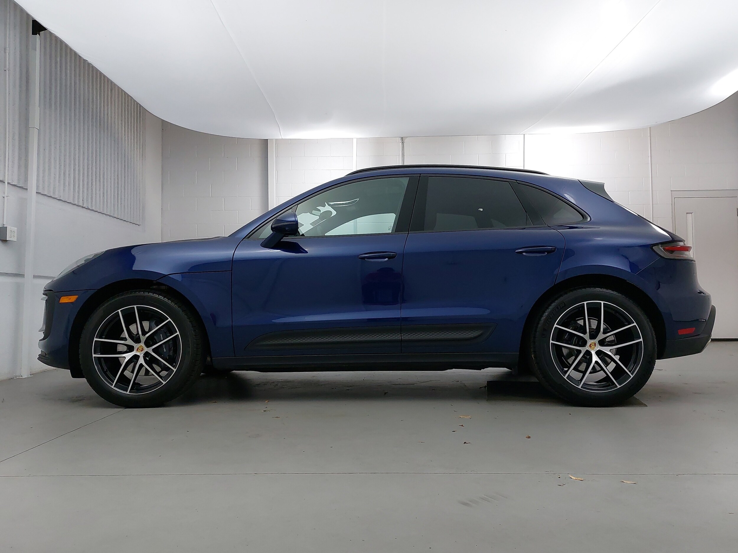 2025 Porsche Macan photo 2