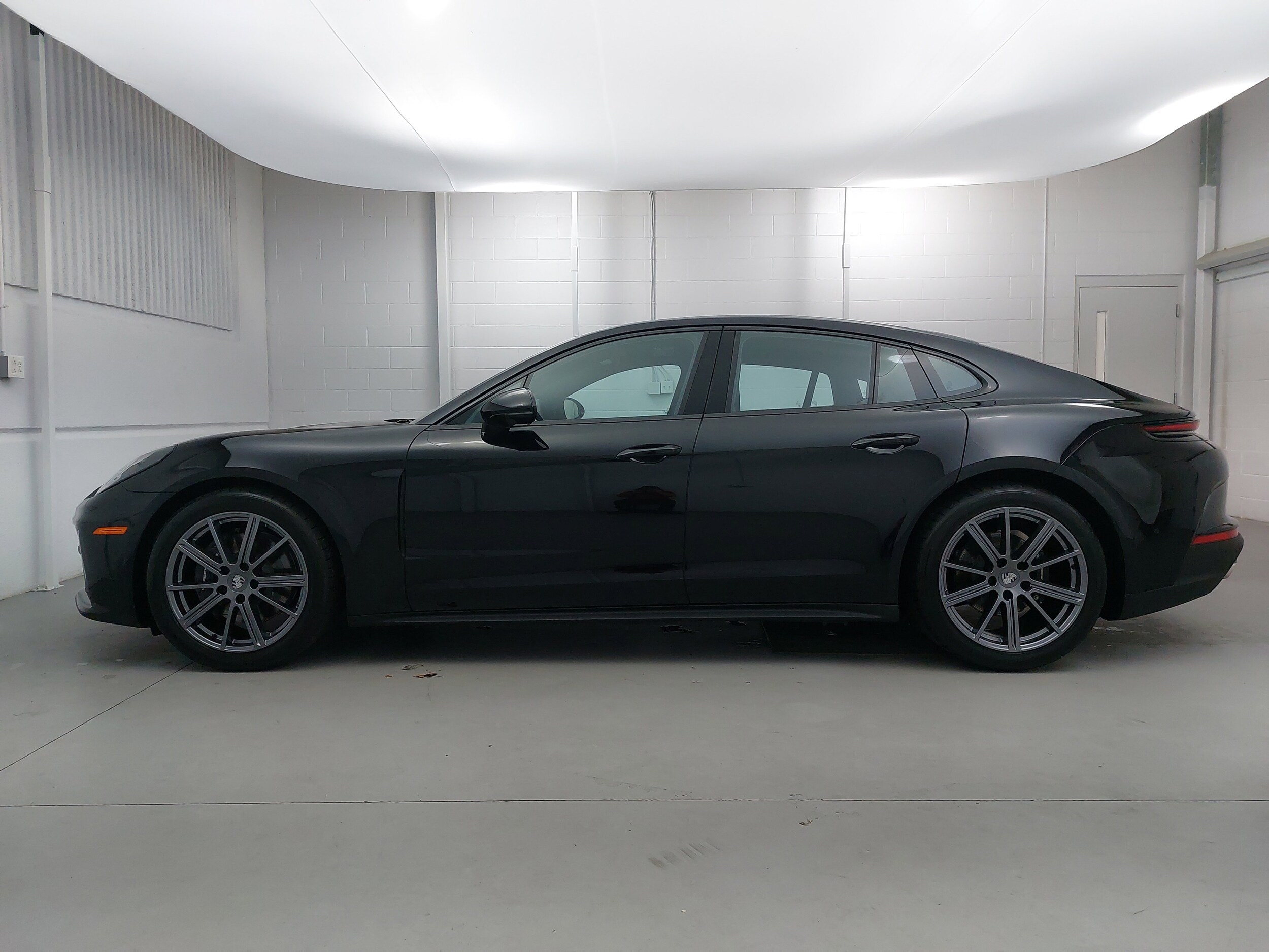 2025 Porsche Panamera 4 photo 2