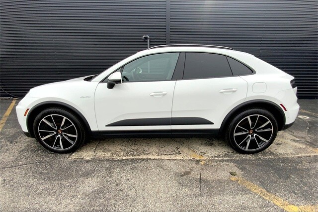 2025 Porsche Macan 4 Electric photo 2