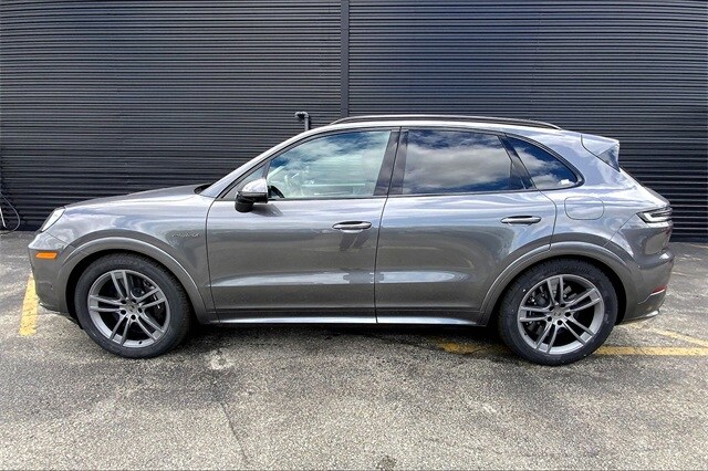 2025 Porsche Cayenne Turbo E-Hybrid photo 2