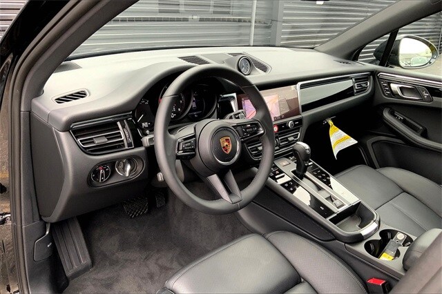 2025 Porsche Macan T photo 4