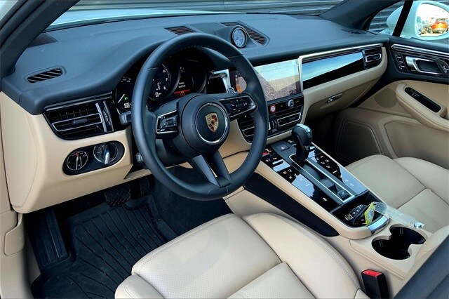 2025 Porsche Macan T photo 4
