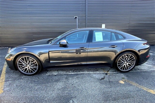 2025 Porsche Panamera 4 photo 2