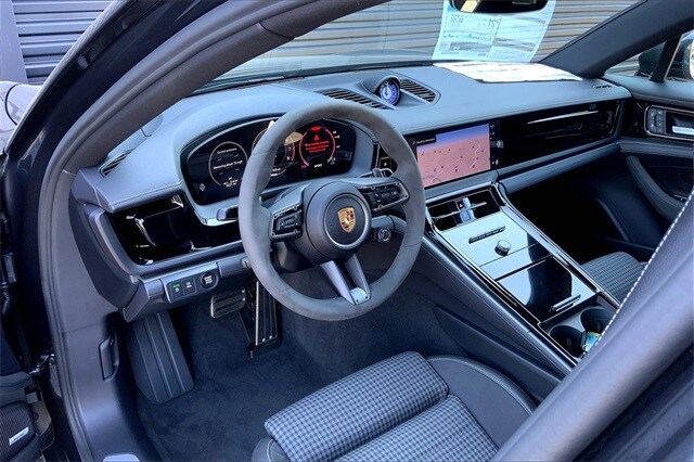 2025 Porsche Panamera 4 photo 4