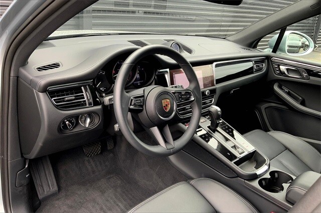 2025 Porsche Macan T photo 4
