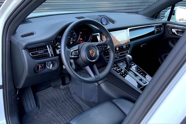 2025 Porsche Macan T photo 4