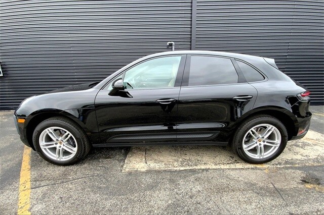 2024 Porsche Macan T photo 2