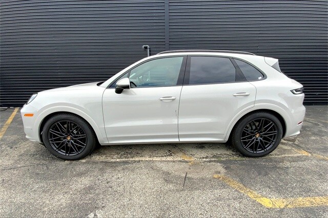 2025 Porsche Cayenne GTS photo 2