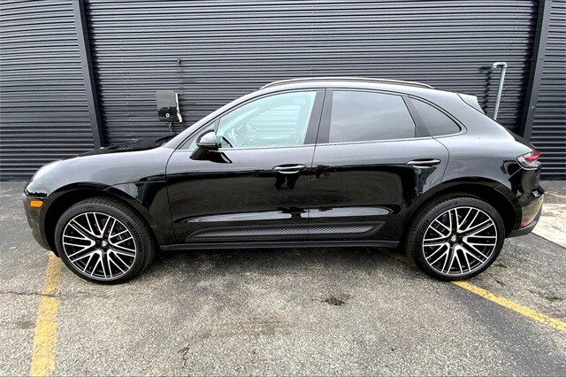 2025 Porsche Macan T photo 2