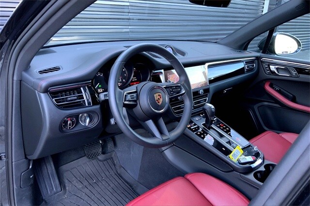 2025 Porsche Macan T photo 4