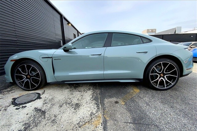 2025 Porsche Taycan 4S photo 2