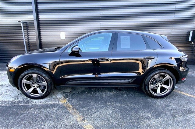 2025 Porsche Macan T photo 2