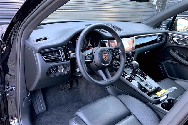2025 Porsche Macan T photo 4