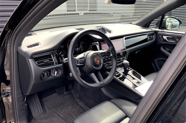 2025 Porsche Macan T photo 4