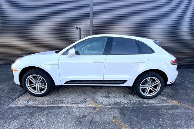 2025 Porsche Macan T photo 2