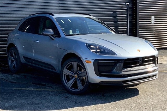2025 Porsche Macan T photo 4