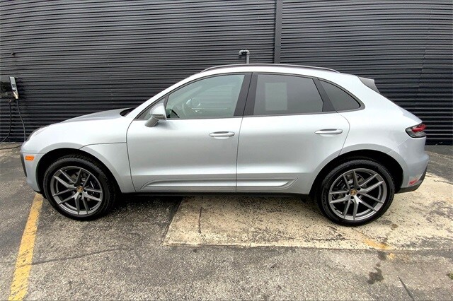 2025 Porsche Macan T photo 2