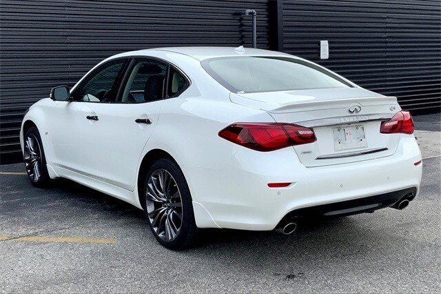 2018 Infiniti Q70 photo 2