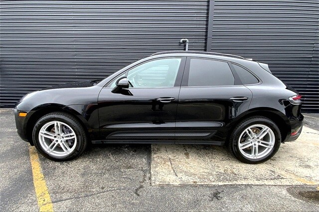 2022 Porsche Macan photo 2