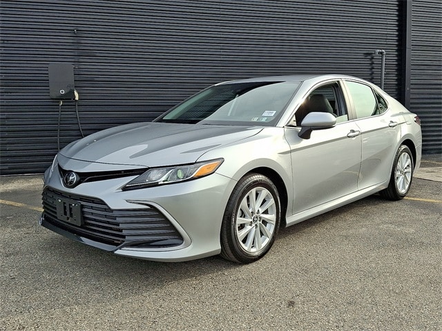 2024 Toyota Camry LE's photo