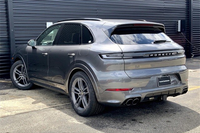 2025 Porsche Cayenne Turbo E-Hybrid photo 3