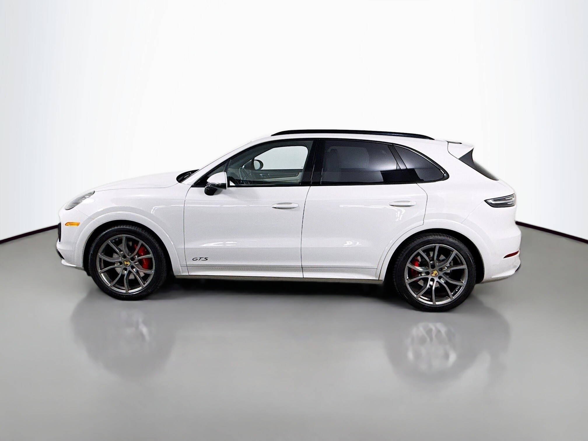2021 Porsche Cayenne GTS photo 2