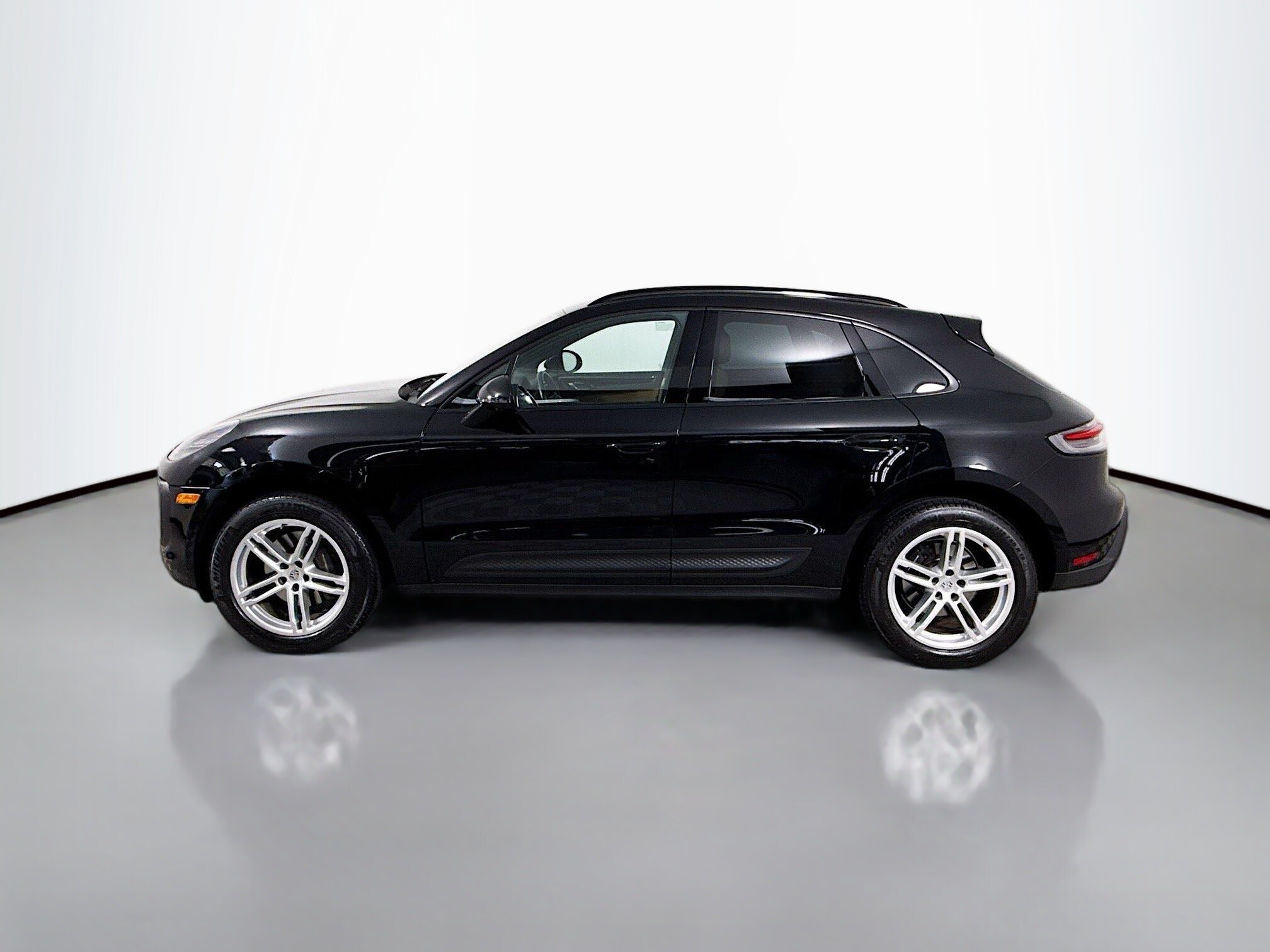 2024 Porsche Macan T photo 2