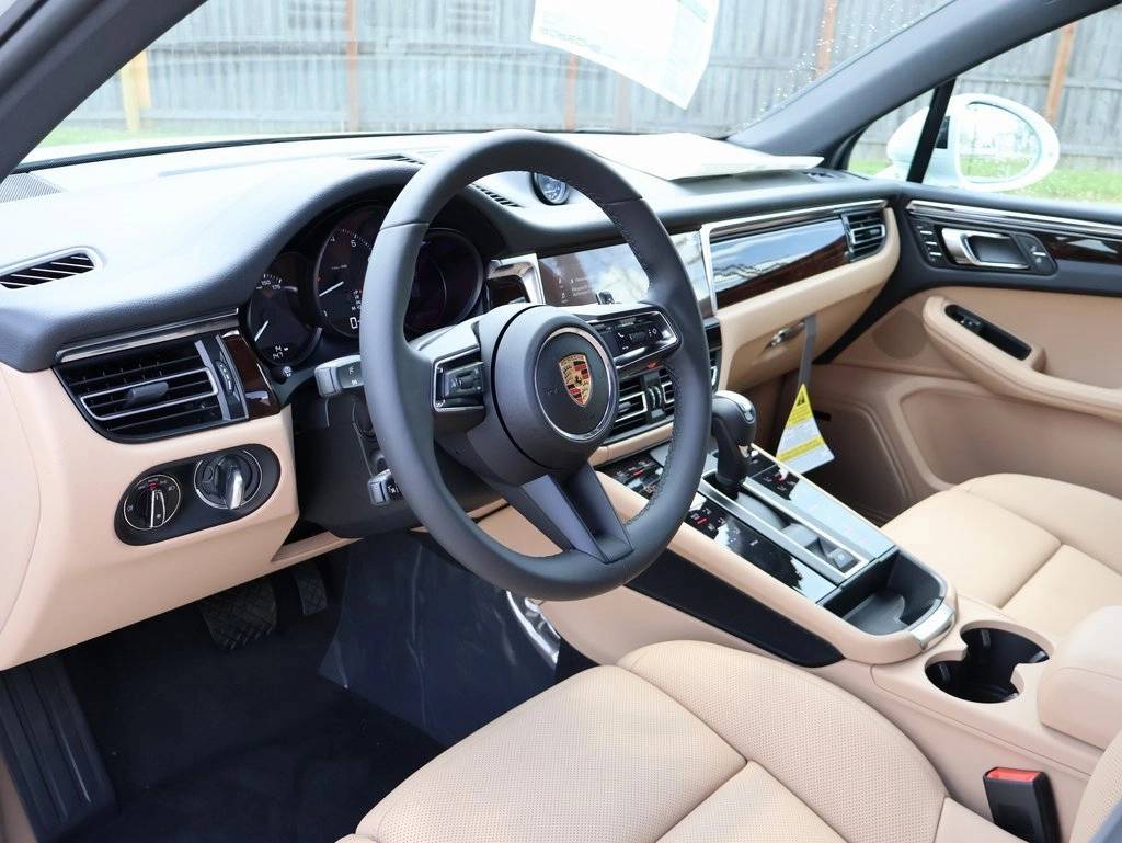 2025 Porsche Macan T photo 4