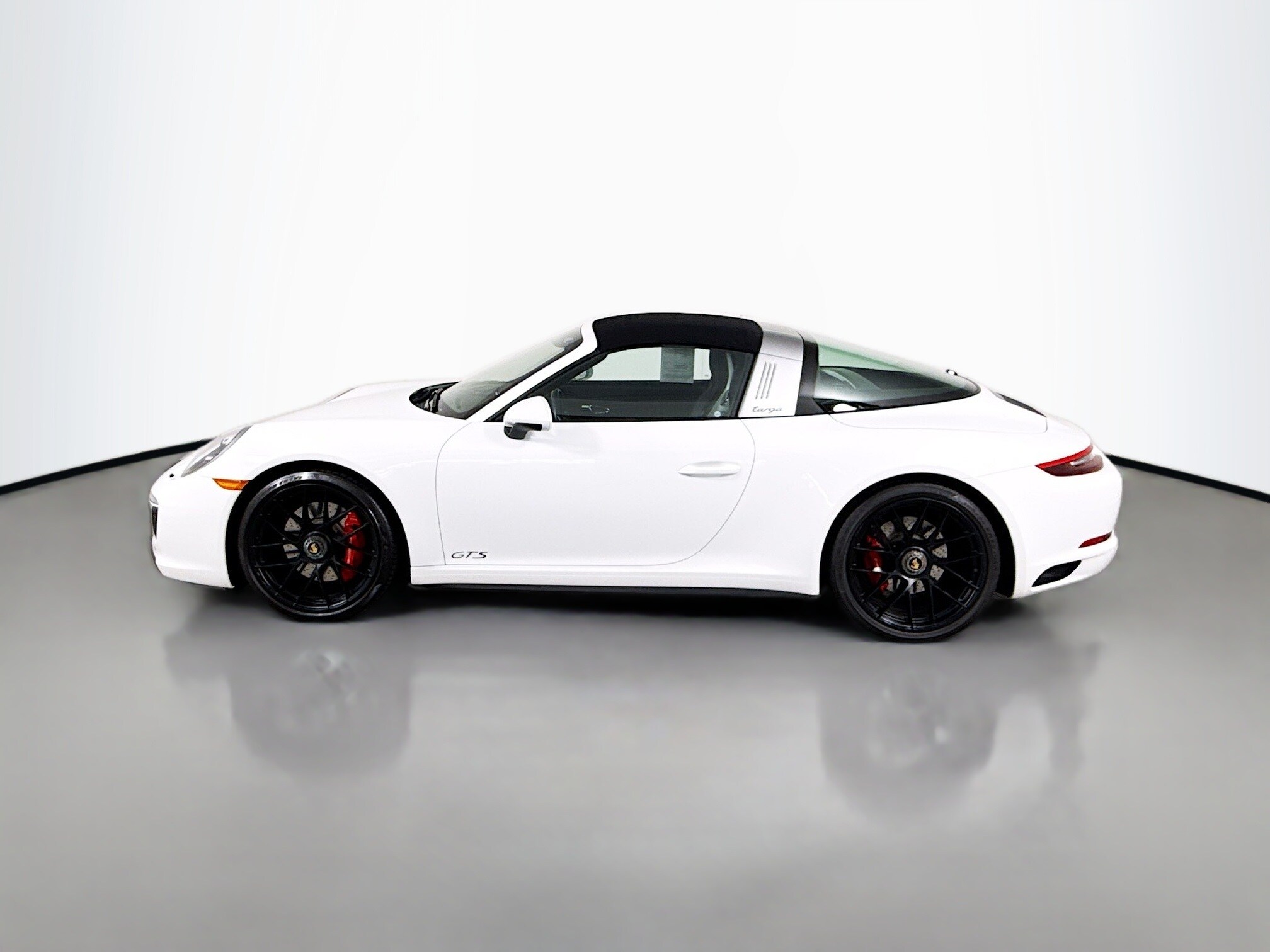 2018 Porsche 911 Targa 4 GTS photo 2