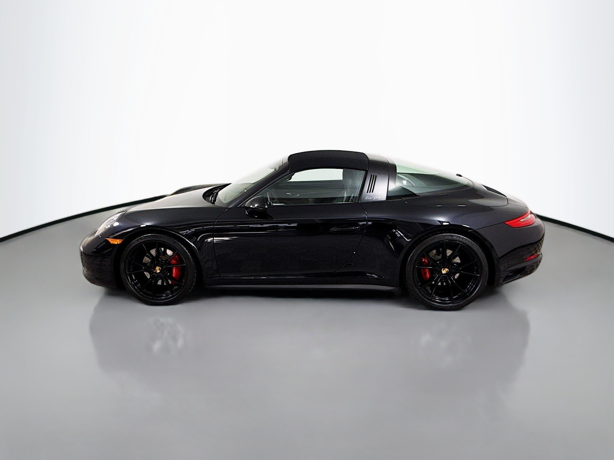 2019 Porsche 911 4S Targa 4 GTS photo 2
