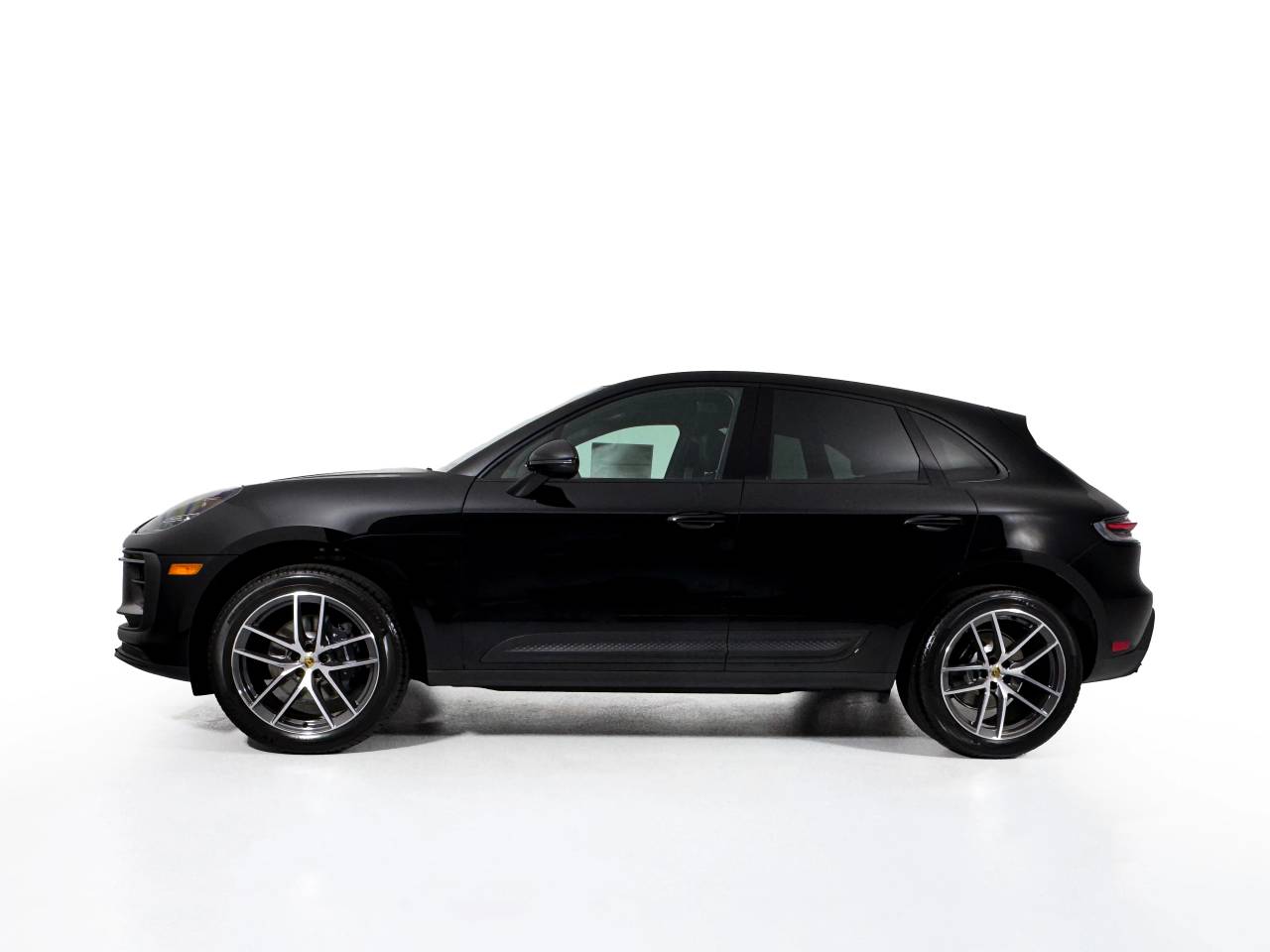 2025 Porsche Macan T photo 2