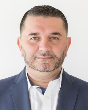 Staff member Marsel P from ID_150e46ce9c8e
