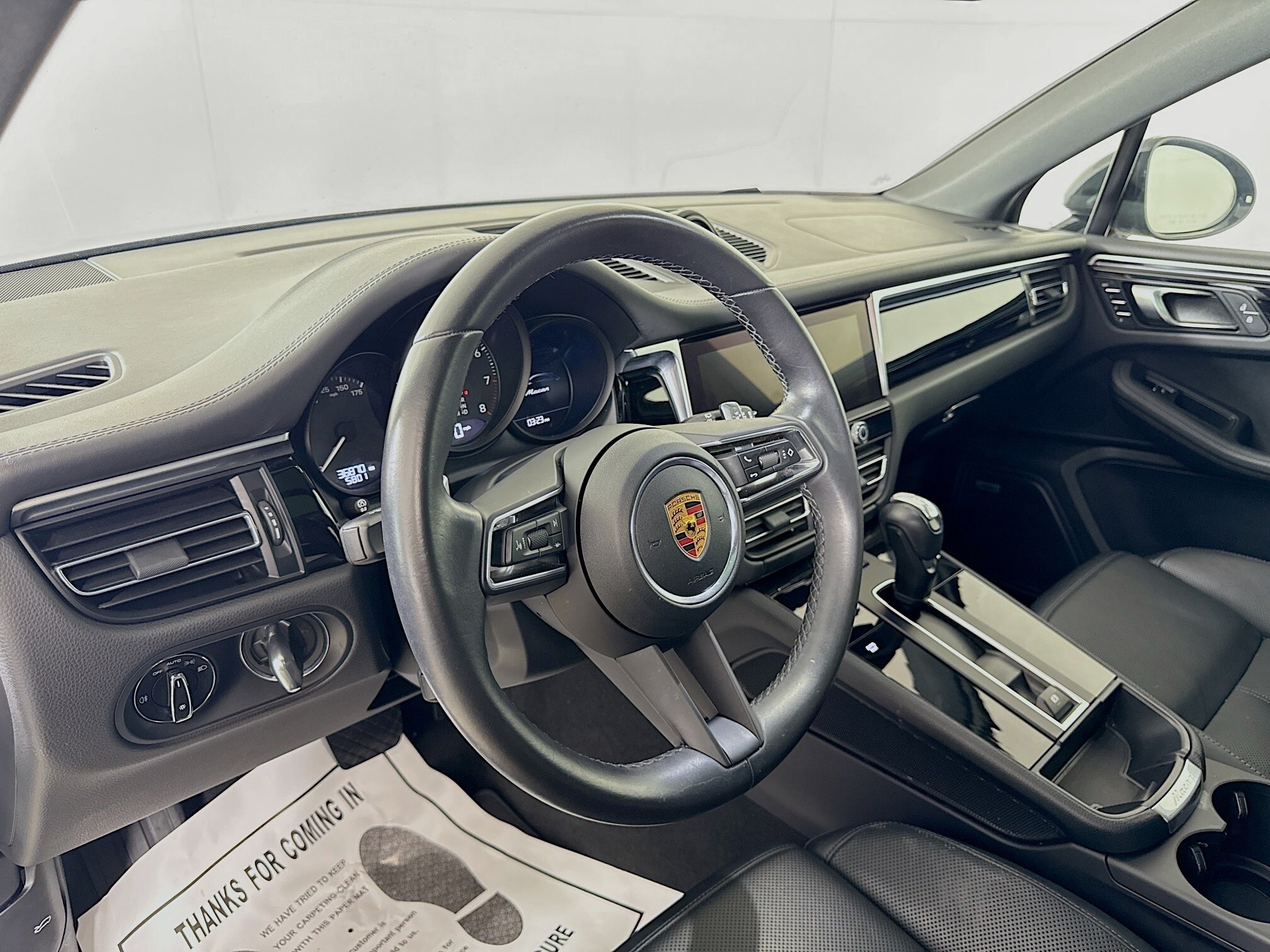 2022 Porsche Macan photo 2