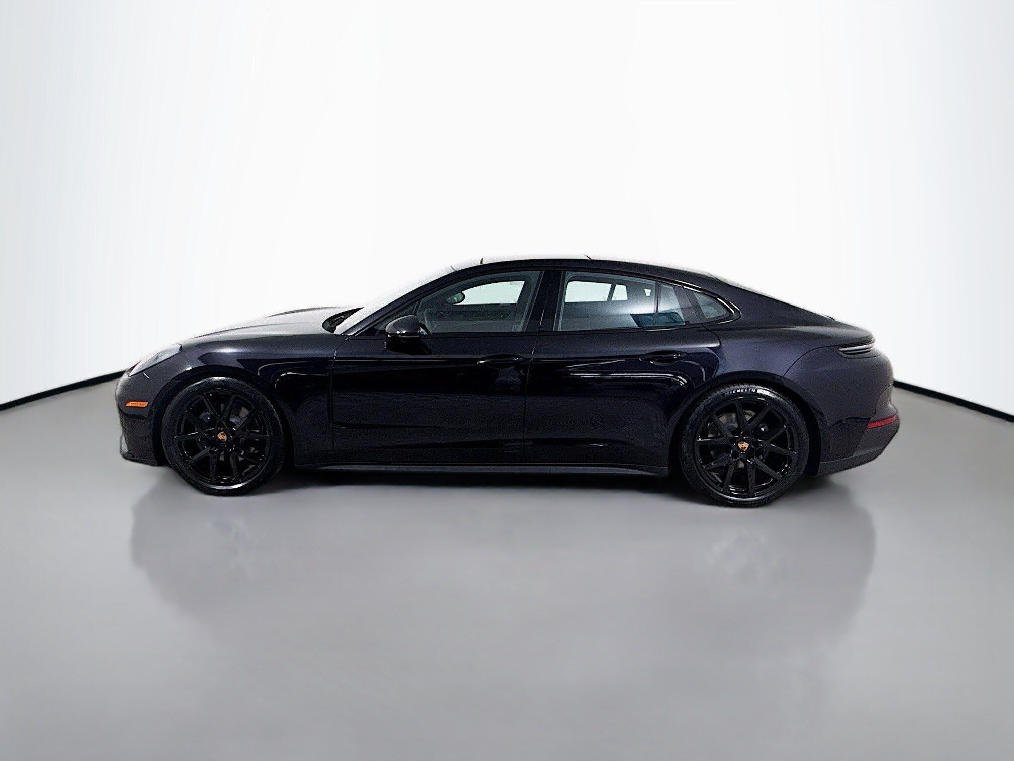 2025 Porsche Panamera 4 photo 2