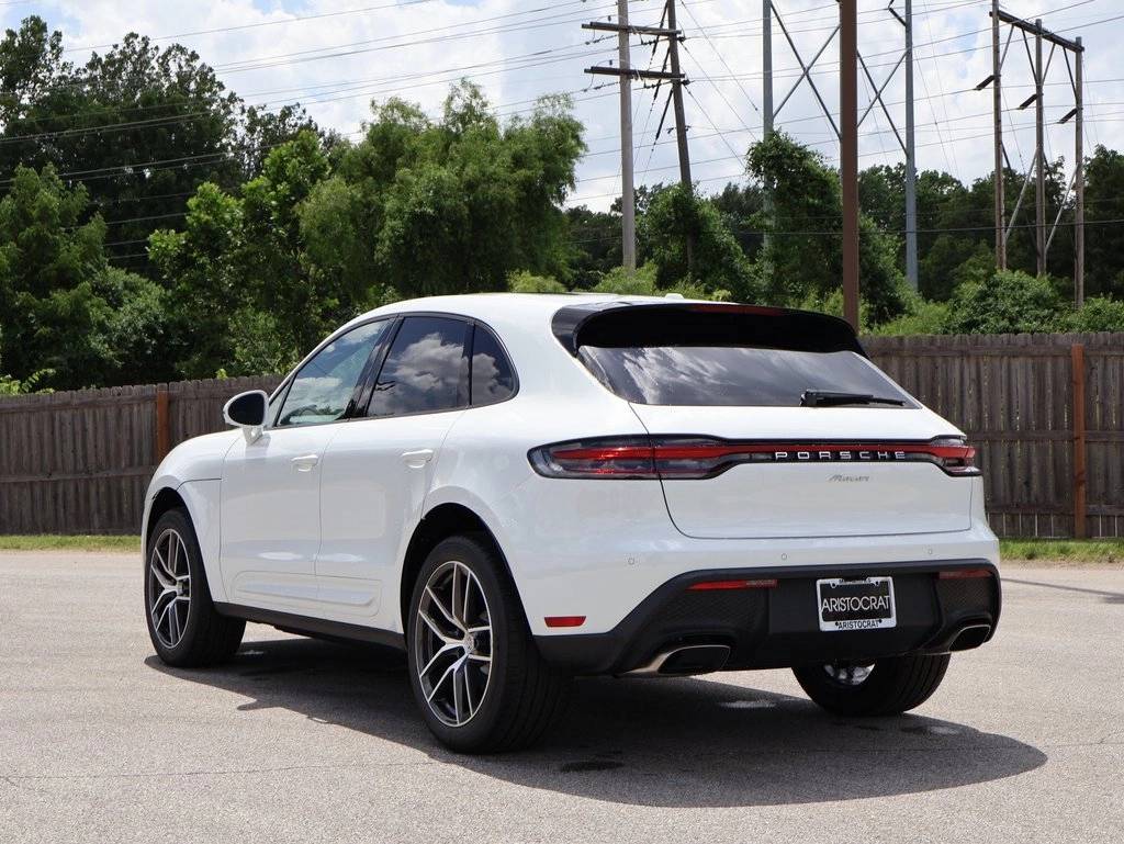 2025 Porsche Macan T photo 3