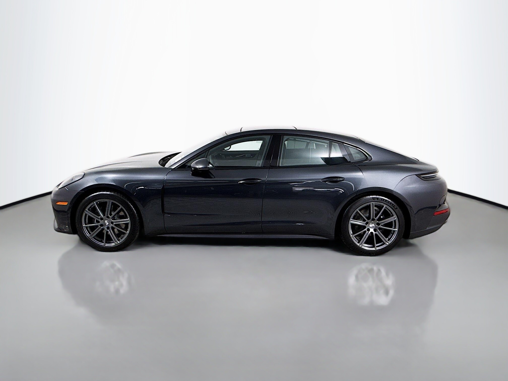 2026 Porsche Panamera 4 photo 2