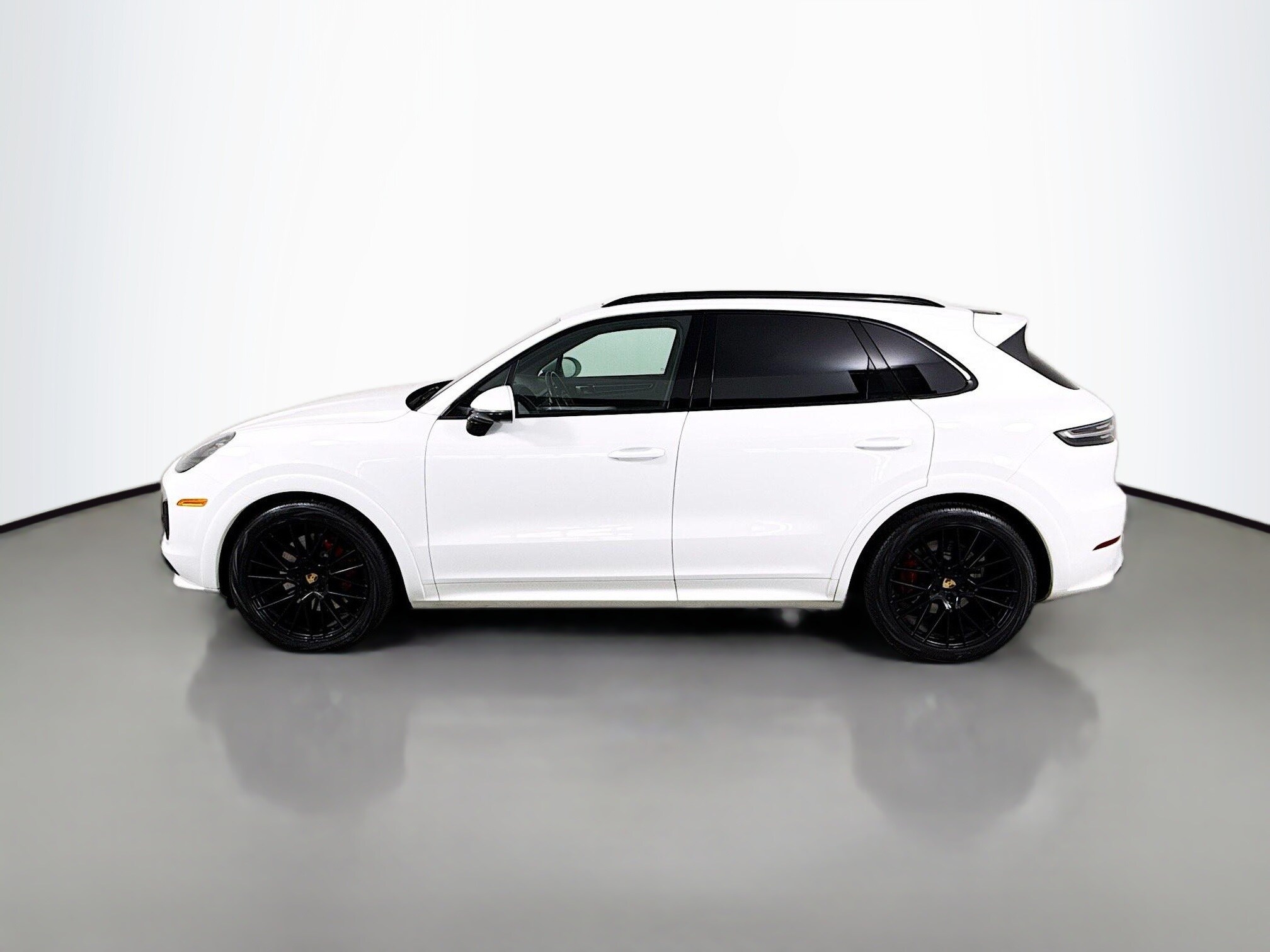 2021 Porsche Cayenne GTS photo 2